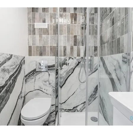 Crocus - 15 Minutes To Old Town Проживание в семье *